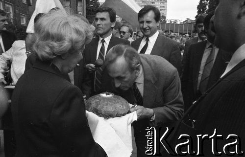 25.05.1990, Wrocław, Polska.
Wizyta premiera Tadeusza Mazowieckiego, za premierem stoi Janisław Muszyński.
Fot. Mieczysław Michalak, zbiory Ośrodka KARTA
