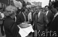 25.05.1990, Wrocław, Polska.
Wizyta premiera Tadeusza Mazowieckiego, za premierem stoi Janisław Muszyński.
Fot. Mieczysław Michalak, zbiory Ośrodka KARTA
