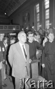 25.05.1990, Wrocław, Polska.
Wizyta premiera Tadeusza Mazowieckiego. T. Mazowiecki w kościele pw. św. Klemensa Dworzaka przy Alei Pracy.
Fot. Mieczysław Michalak, zbiory Ośrodka KARTA
