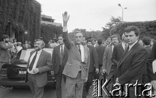 25.05.1990, Wrocław, Polska.
Wizyta premiera Tadeusza Mazowieckiego, z lewej stoi Waldemar Kuczyński, 1. z lewej (w głębi) Władysław Frasyniuk. 
Fot. Mieczysław Michalak, zbiory Ośrodka KARTA