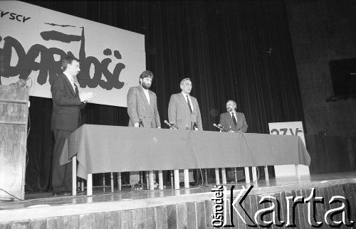 25.05.1990, Wrocław, Polska.
Wizyta premiera Tadeusza Mazowieckiego. Spotkanie z mieszkańcami miasta w Hali Ludowej, na scenie od lewej: Bogdan Zdrojewski, Władysław Frasyniuk, Tadeusz Mazowiecki, Waldemar Kuczyński.
Fot. Mieczysław Michalak, zbiory Ośrodka KARTA
