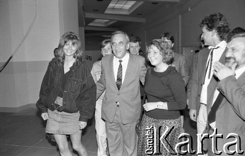 25.05.1990, Wrocław, Polska.
Wizyta premiera Tadeusza Mazowieckiego. Hala Ludowa, z premierem Ewa Kapała i Agnieszka Winnik, 1. z prawej stoi Waldemar Kuczyński.
Fot. Mieczysław Michalak, zbiory Ośrodka KARTA
