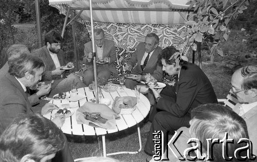 25.05.1990, Wrocław, Polska.
Wizyta premiera Tadeusza Mazowieckiego. Prywatne spotkanie w ogrodzie u Krzysztofa Wojtyły, od lewej: Waldemar Kuczyński, Władysław Frasyniuk, Aleksander Labuda, Tadeusz Mazowiecki, Rafał Dutkiewicz, Włodzimierz Suleja.
Fot. Mieczysław Michalak, zbiory Ośrodka KARTA