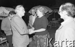 25.05.1990, Wrocław, Polska.
Wizyta premiera Tadeusza Mazowieckiego. Prywatne spotkanie w ogrodzie u Krzysztofa Wojtyły, w głębi stoi Aleksander Labuda, 1. z prawej Włodzimierz Suleja.
Fot. Mieczysław Michalak, zbiory Ośrodka KARTA
