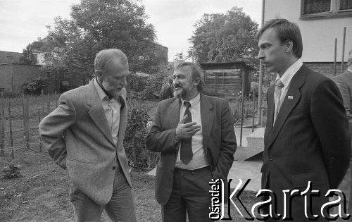 25.05.1990, Wrocław, Polska.
Wizyta premiera Tadeusza Mazowieckiego. Prywatne spotkanie u Krzysztofa Wojtyły, od lewej: Aleksander Labuda, Waldemar Kuczyński, Bogdan Zdrojewski.
Fot. Mieczysław Michalak, zbiory Ośrodka KARTA