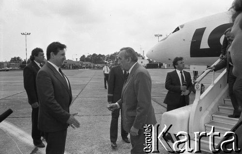 25.05.1990, Wrocław, Polska.
Wizyta premiera Tadeusza Mazowieckiego. Janisław Muszyński wita T. Mazowieckiego na lotnisku.
Fot. Mieczysław Michalak, zbiory Ośrodka KARTA
