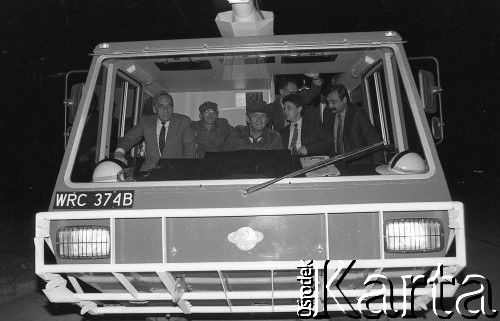 25.05.1990, Wrocław, Polska.
Wizyta premiera Tadeusza Mazowieckiego. Premier w wozie strażackim na lotnisku.
Fot. Mieczysław Michalak, zbiory Ośrodka KARTA