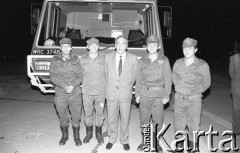 25.05.1990, Wrocław, Polska.
Wizyta premiera Tadeusza Mazowieckiego. Premier ze strażakami na lotnisku.
Fot. Mieczysław Michalak, zbiory Ośrodka KARTA