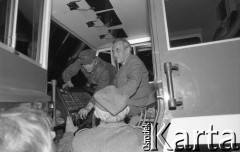 25.05.1990, Wrocław, Polska.
Wizyta premiera Tadeusza Mazowieckiego. Premier w wozie strażackim na lotnisku.
Fot. Mieczysław Michalak, zbiory Ośrodka KARTA