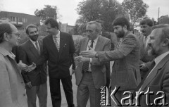 25.05.1990, Wrocław, Polska.
Wizyta premiera Tadeusza Mazowieckiego. Prywatne spotkanie w ogrodzie u Krzysztofa Wojtyły, od lewej: Włodzimierz Suleja, Krzysztof Wojtyło, Rafał Dutkiewicz, Tadeusz Mazowiecki, Władysław Frasyniuk, Waldemar Kuczyński, z tyłu Włodzimierz Mękarski.
Fot. Mieczysław Michalak, zbiory Ośrodka KARTA
