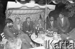 25.05.1990, Wrocław, Polska.
Wizyta premiera Tadeusza Mazowieckiego. Prywatne spotkanie w ogrodzie u Krzysztofa Wojtyły, od lewej: Władysław Frasyniuk, Aleksander Labuda, Waldemar Kuczyński, Tadeusz Mazowiecki, Krzysztof Wojtyło, Włodzimierz Mękarski.
Fot. Mieczysław Michalak, zbiory Ośrodka KARTA

