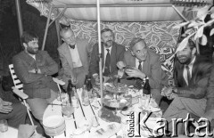 25.05.1990, Wrocław, Polska.
Wizyta premiera Tadeusza Mazowieckiego. Prywatne spotkanie w ogrodzie u Krzysztofa Wojtyły, od lewej: Władysław Frasyniuk, Aleksander Labuda, Waldemar Kuczyński, Tadeusz Mazowiecki, Krzysztof Wojtyło.
Fot. Mieczysław Michalak, zbiory Ośrodka KARTA
