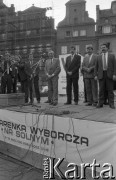 25.05.1990, Wrocław, Polska.
Wizyta premiera Tadeusza Mazowieckiego. Spotkanie z mieszkańcami w kawiarence wyborczej na Placu Solnym, na prawo od premiera stoją: Rafał Dutkiewicz i Włodzimierz Mękarski.
Fot. Mieczysław Michalak, zbiory Ośrodka KARTA

