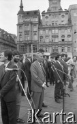 25.05.1990, Wrocław, Polska.
Wizyta premiera Tadeusza Mazowieckiego. Spotkanie z mieszkańcami w kawiarence wyborczej na Placu Solnym, 2. z lewej Władysław Frasyniuk.
Fot. Mieczysław Michalak, zbiory Ośrodka KARTA
