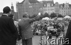 25.05.1990, Wrocław, Polska.
Wizyta premiera Tadeusza Mazowieckiego. Spotkanie z mieszkańcami w kawiarence wyborczej na Placu Solnym.
Fot. Mieczysław Michalak, zbiory Ośrodka KARTA

