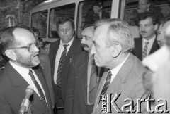 25.05.1990, Wrocław, Polska.
Wizyta premiera Tadeusza Mazowieckiego. Adolf Juzwenko rozmawia z premierem.
Fot. Mieczysław Michalak, zbiory Ośrodka KARTA