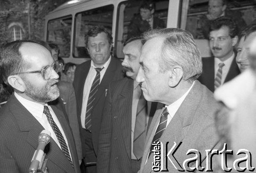 25.05.1990, Wrocław, Polska.
Wizyta premiera Tadeusza Mazowieckiego. Adolf Juzwenko rozmawia z premierem.
Fot. Mieczysław Michalak, zbiory Ośrodka KARTA