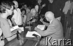 27.08.1990, Wrocław, Polska.
Jan Nowak-Jeziorański podpisuje swoją książkę 