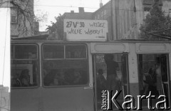 1990, Wrocław, Polska.
Kampania wyborcza przed wyborami samorządowymi. Na dachu tramwaju transparent Wrocławskiego Komitetu Obywatelskiego 