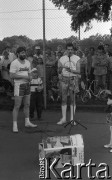 15.05.1990, Wrocław, Polska.
Władysław Frasyniuk (z lewej) i Rafał Dutkiewicz podczas festynu przedwyborczego na stadionie Ślęzy.
Fot. Mieczysław Michalak, zbiory Ośrodka KARTA