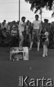 15.05.1990, Wrocław, Polska.
Władysław Frasyniuk (z lewej) i Rafał Dutkiewicz podczas festynu przedwyborczego na stadionie Ślęzy.
Fot. Mieczysław Michalak, zbiory Ośrodka KARTA