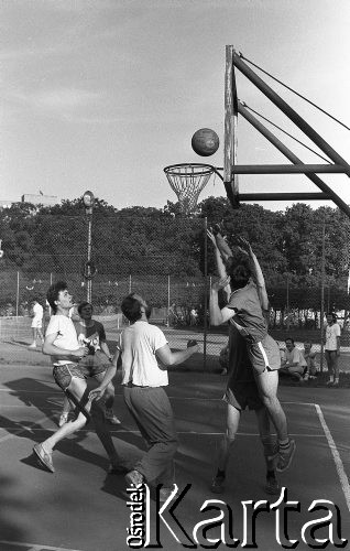 15.05.1990, Wrocław, Polska.
Festyn przedwyborczy, mecz koszykówki na stadionie Ślęzy.
Fot. Mieczysław Michalak, zbiory Ośrodka KARTA