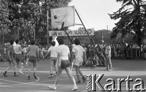 15.05.1990, Wrocław, Polska.
Festyn przedwyborczy, mecz koszykówki na stadionie Ślęzy.
Fot. Mieczysław Michalak, zbiory Ośrodka KARTA