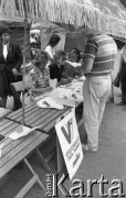 1990, Wrocław, Polska.
Kampania wyborcza przed wyborami samorządowymi, stoisko Wrocławskiego Komitetu Obywatelskiego 