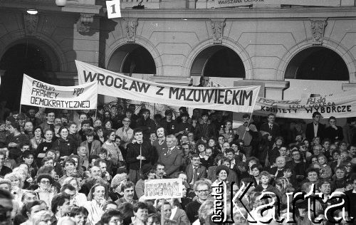 21.11.1990, Warszawa, Polska.
Kampania prezydencka Tadeusza Mazowieckiego. Wiec wyborczy w auli Politechniki Warszawskiej. 
Fot. Mieczysław Michalak, zbiory Ośrodka KARTA