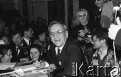 21.11.1990, Warszawa, Polska.
Kampania przed wyborami prezydenckimi. Tadeusz Mazowiecki podczas wiecu wyborczego w auli Politechniki Warszawskiej, z tyłu stoi dziennikarka Monika Olejnik.
Fot. Mieczysław Michalak, zbiory Ośrodka KARTA