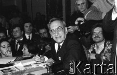 21.11.1990, Warszawa, Polska.
Kampania przed wyborami prezydenckimi. Tadeusz Mazowiecki podczas wiecu wyborczego w auli Politechniki Warszawskiej, z tyłu stoi dziennikarka Monika Olejnik.
Fot. Mieczysław Michalak, zbiory Ośrodka KARTA