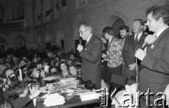 21.11.1990, Warszawa, Polska.
Kampania przed wyborami prezydenckimi. Tadeusz Mazowiecki przemawia podczas wiecu wyborczego w auli Politechniki Warszawskiej, obok (od prawej): Zbigniew Bujak, Edward Wende i Zbigniew Janas.
Fot. Mieczysław Michalak, zbiory Ośrodka KARTA