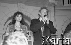 21.11.1990, Warszawa, Polska.
Kampania prezydencka Tadeusza Mazowieckiego. Joanna Szczepkowska i Daniel Olbrychski podczas wiecu wyborczego w auli Politechniki Warszawskiej. 
Fot. Mieczysław Michalak, zbiory Ośrodka KARTA