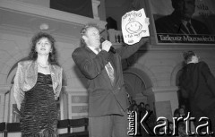 21.11.1990, Warszawa, Polska.
Kampania prezydencka Tadeusza Mazowieckiego. Joanna Szczepkowska i Daniel Olbrychski podczas wiecu wyborczego w auli Politechniki Warszawskiej. 
Fot. Mieczysław Michalak, zbiory Ośrodka KARTA