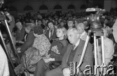 21.11.1990, Warszawa, Polska.
Kampania prezydencka Tadeusza Mazowieckiego. Wiec wyborczy w auli Politechniki Warszawskiej, w pierwszym rzędzie Gustaw Holoubek i Magdalena Zawadzka.
Fot. Mieczysław Michalak, zbiory Ośrodka KARTA