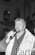 21.11.1990, Warszawa, Polska.
Kampania prezydencka Tadeusza Mazowieckiego. Władysław Komar przemawia podczas wiecu wyborczego w auli Politechniki Warszawskiej. 
Fot. Mieczysław Michalak, zbiory Ośrodka KARTA