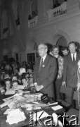 21.11.1990, Warszawa, Polska.
Kampania przed wyborami prezydenckimi. Tadeusz Mazowiecki podczas wiecu wyborczego w auli Politechniki Warszawskiej, 1. z prawej Edward Wende, z tyłu Zbigniew Janas.
Fot. Mieczysław Michalak, zbiory Ośrodka KARTA