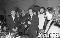 21.11.1990, Warszawa, Polska.
Kampania prezydencka Tadeusza Mazowieckiego. Wiec wyborczy w auli Politechniki Warszawskiej, obok: Edward Wende, Zbigniew Bujak i Władysław Frasyniuk.
Fot. Mieczysław Michalak, zbiory Ośrodka KARTA