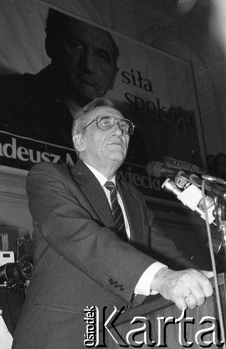 21.11.1990, Warszawa, Polska.
Kampania przed wyborami prezydenckimi. Tadeusz Mazowiecki przemawia podczas wiecu wyborczego w auli Politechniki Warszawskiej. 
Fot. Mieczysław Michalak, zbiory Ośrodka KARTA