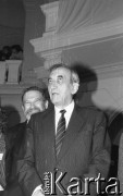 21.11.1990, Warszawa, Polska.
Kampania przed wyborami prezydenckimi. Tadeusz Mazowiecki podczas wiecu wyborczego w auli Politechniki Warszawskiej, z tyłu Bronisław Geremek.
Fot. Mieczysław Michalak, zbiory Ośrodka KARTA