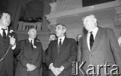 21.11.1990, Warszawa, Polska.
Kampania prezydencka Tadeusza Mazowieckiego. Wiec wyborczy w auli Politechniki Warszawskiej. Od prawej: Andrzej Stelmachowski, Tadeusz Mazowiecki, Bronisław Geremek (z tyłu), NN, Zbigniew Bujak.
Fot. Mieczysław Michalak, zbiory Ośrodka KARTA