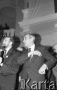 21.11.1990, Warszawa, Polska.
Kampania przed wyborami prezydenckimi. Tadeusz Mazowiecki podczas wiecu wyborczego w auli Politechniki Warszawskiej, obok stoi Bronisław Geremek.
Fot. Mieczysław Michalak, zbiory Ośrodka KARTA