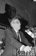 21.11.1990, Warszawa, Polska.
Kampania przed wyborami prezydenckimi. Tadeusz Mazowiecki podczas wiecu wyborczego w auli Politechniki Warszawskiej. 
Fot. Mieczysław Michalak, zbiory Ośrodka KARTA