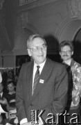 21.11.1990, Warszawa, Polska.
Kampania przed wyborami prezydenckimi. Tadeusz Mazowiecki podczas wiecu wyborczego w auli Politechniki Warszawskiej. 
Fot. Mieczysław Michalak, zbiory Ośrodka KARTA