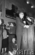 21.11.1990, Warszawa, Polska.
Kampania przed wyborami prezydenckimi. Tadeusz Mazowiecki przemawia podczas wiecu wyborczego w auli Politechniki Warszawskiej, z tyłu siedzi Henryk Wujec.
Fot. Mieczysław Michalak, zbiory Ośrodka KARTA