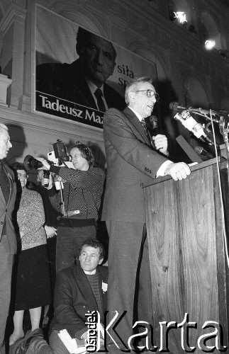 21.11.1990, Warszawa, Polska.
Kampania przed wyborami prezydenckimi. Tadeusz Mazowiecki przemawia podczas wiecu wyborczego w auli Politechniki Warszawskiej, z tyłu siedzi Henryk Wujec.
Fot. Mieczysław Michalak, zbiory Ośrodka KARTA
