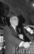 21.11.1990, Warszawa, Polska.
Kampania przed wyborami prezydenckimi. Tadeusz Mazowiecki przemawia podczas wiecu wyborczego w auli Politechniki Warszawskiej. 
Fot. Mieczysław Michalak, zbiory Ośrodka KARTA