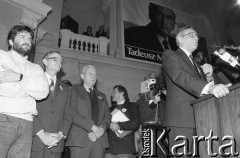21.11.1990, Warszawa, Polska.
Kampania prezydencka Tadeusza Mazowieckiego. Wiec wyborczy w auli Politechniki Warszawskiej. Przemawia Tadeusz Mazowiecki, z tyłu od lewej: Władysław Frasyniuk, Władysław Findeisen, Andrzej Wielowieyski i Henryk Wujec.
Fot. Mieczysław Michalak, zbiory Ośrodka KARTA