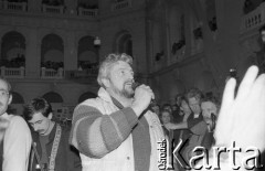 21.11.1990, Warszawa, Polska.
Kampania prezydencka Tadeusza Mazowieckiego. Władysław Komar przemawia podczas wiecu wyborczego w auli Politechniki Warszawskiej. 
Fot. Mieczysław Michalak, zbiory Ośrodka KARTA