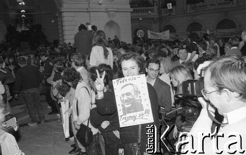 21.11.1990, Warszawa, Polska.
Kampania prezydencka Tadeusza Mazowieckiego. Wiec wyborczy w auli Politechniki Warszawskiej. 
Fot. Mieczysław Michalak, zbiory Ośrodka KARTA